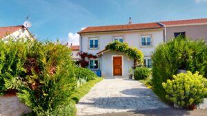 Maison T5 de 133 m² mitoyenne d&rsquo;un côté.