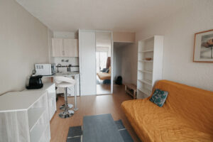 Studio meublé avec balcon et parking.